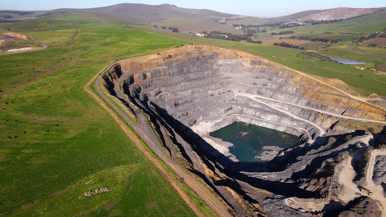울창한 언덕 풍경의 깊은 광산