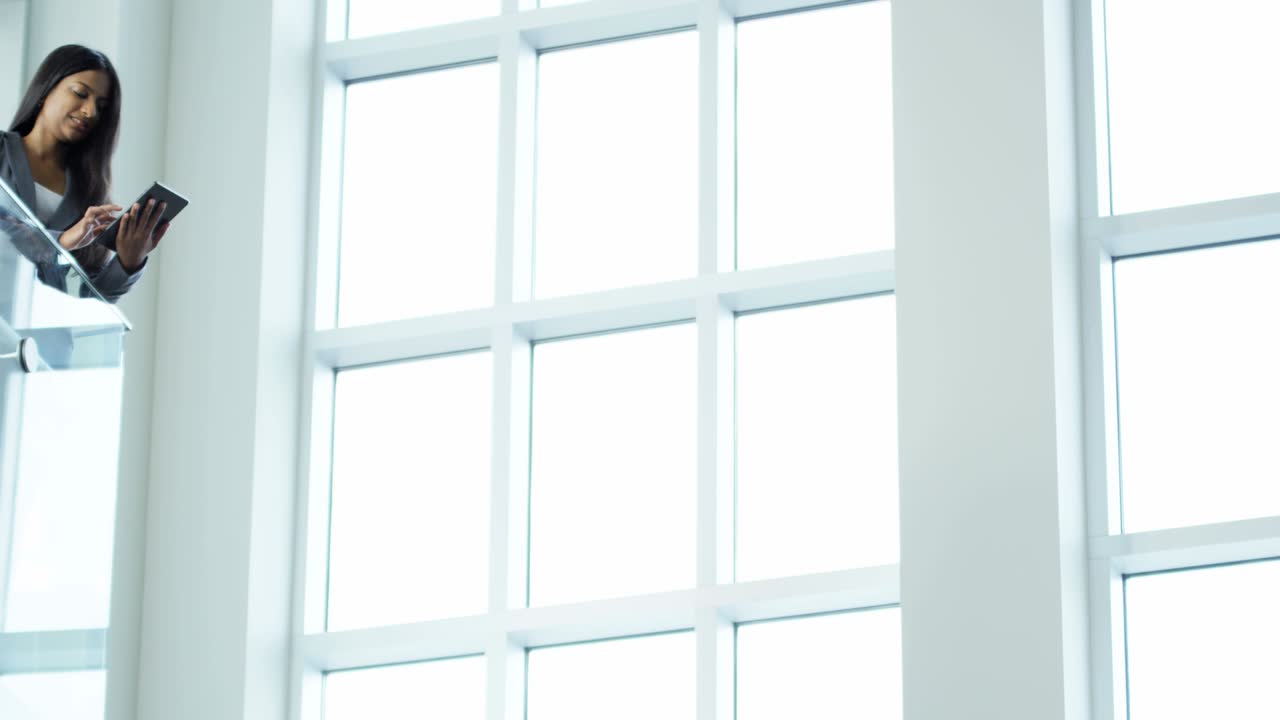 mujer de negocios asiática ejecutiva de finanzas usando tecnología de tableta