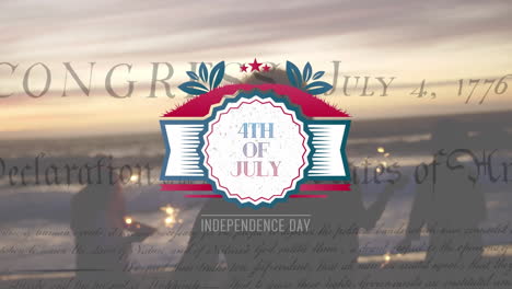 amigos usando fuegos artificiales con nosotros ondeando banderas y la fecha de la independencia en primer plano