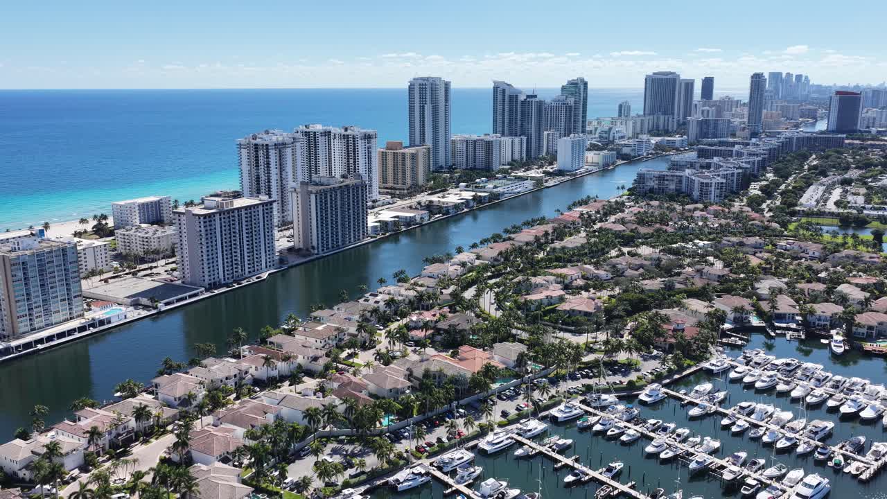 Skyline di Hollywood Beach a Hollywood Beach in Florida Stati Uniti. Edifici panoramici di grande altezza. Splendida skyline. Paesaggio da grande città. Skyline di Hollywood Beach in Florida Stati Uniti. Spiaggia urbana