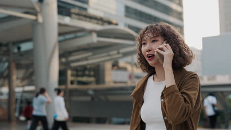 mujer hablando por teléfono en la ciudad