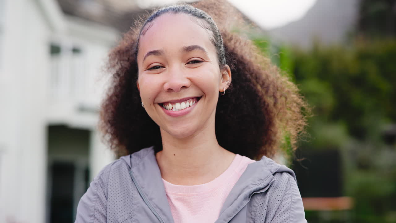 rostro, fitness y mujer feliz al aire libre