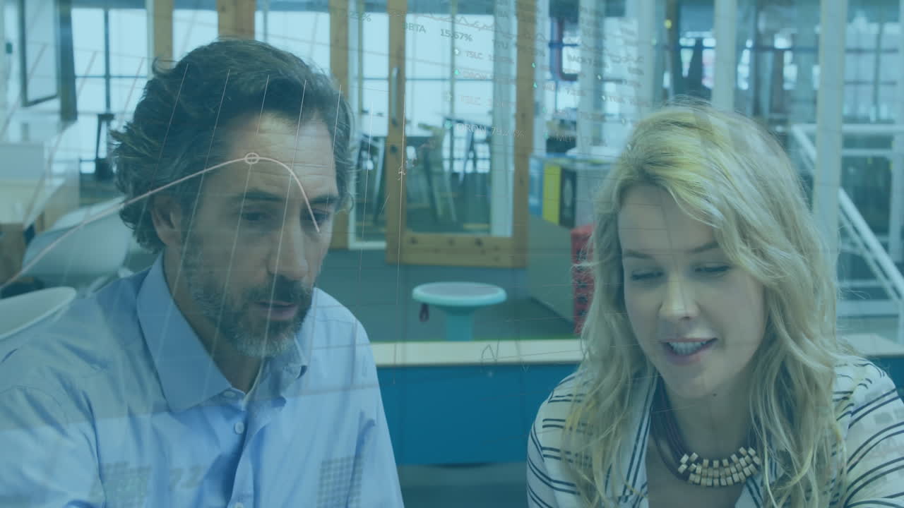 animación de procesamiento de datos sobre hombre de negocios caucásico y mujer de negocios