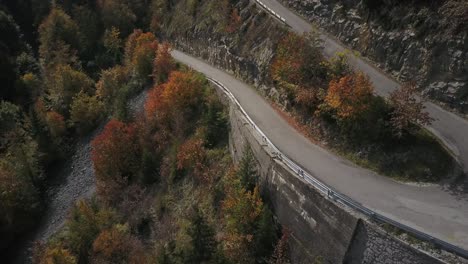 haarnadelkurven des plateau des glières in haute-savoie im herbstlaub, frankreich