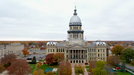 4K-Drohne-Von-Springfield,-Illinois,-Von-Rechts-Nach-Links