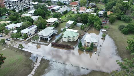 tiro de drone de casas inundadas encalhadas entre as águas da enchente-4