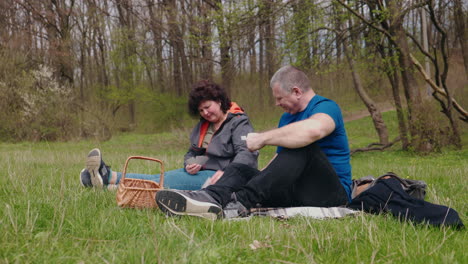una pareja disfrutando de un picnic en el parque