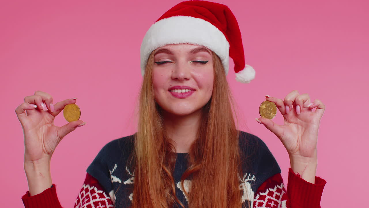 niña con suéter de navidad que muestra bitcoins dorados btc criptomoneda dinero inversión, futuro de minería