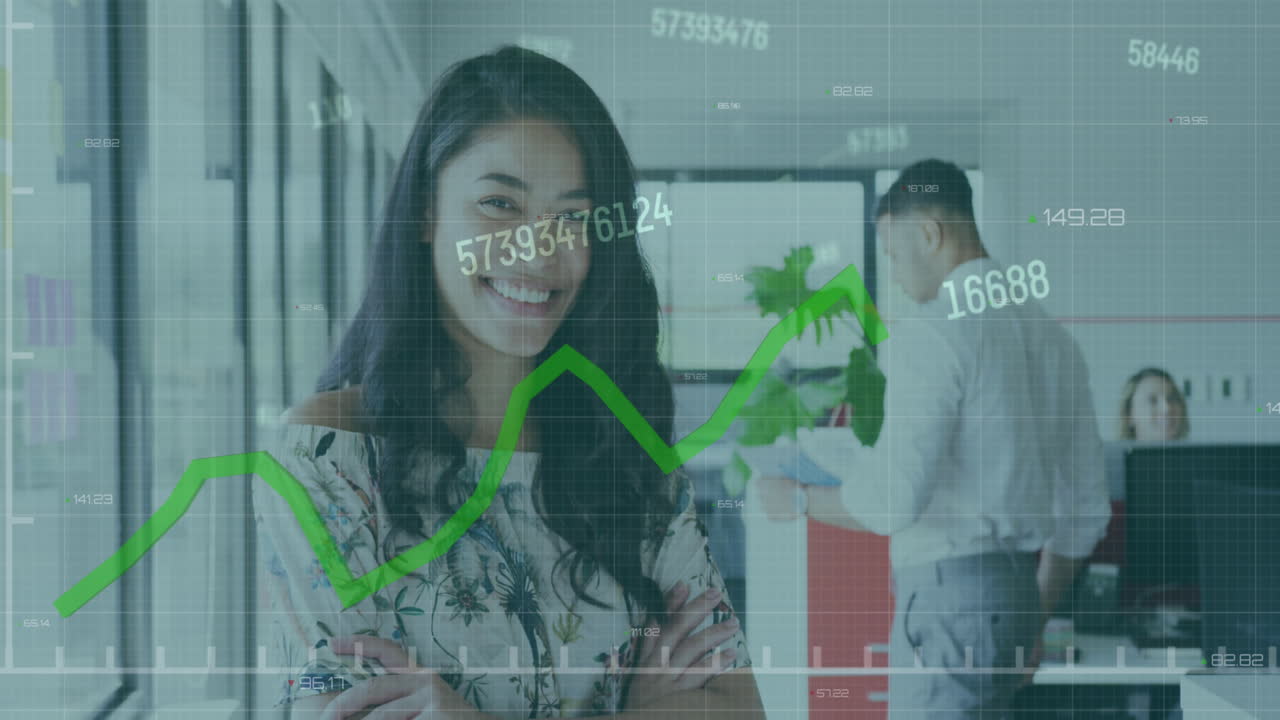 animación de la interfaz con datos y una mujer de negocios sonriente y colegas que trabajan en la oficina
