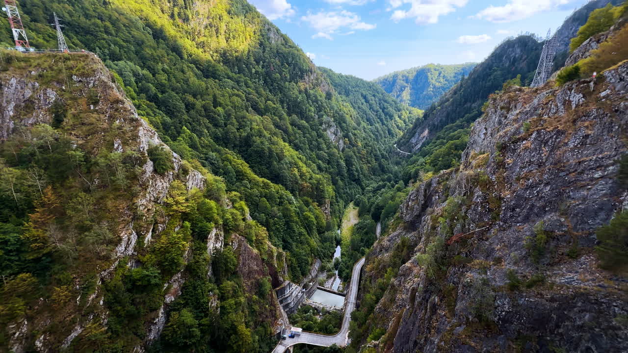 Valle boscosa vicino alla diga di Vidraru in Romania. Vista aerea della valle boscosa e del fiume vicino alla diga di Vidraru, Romania
