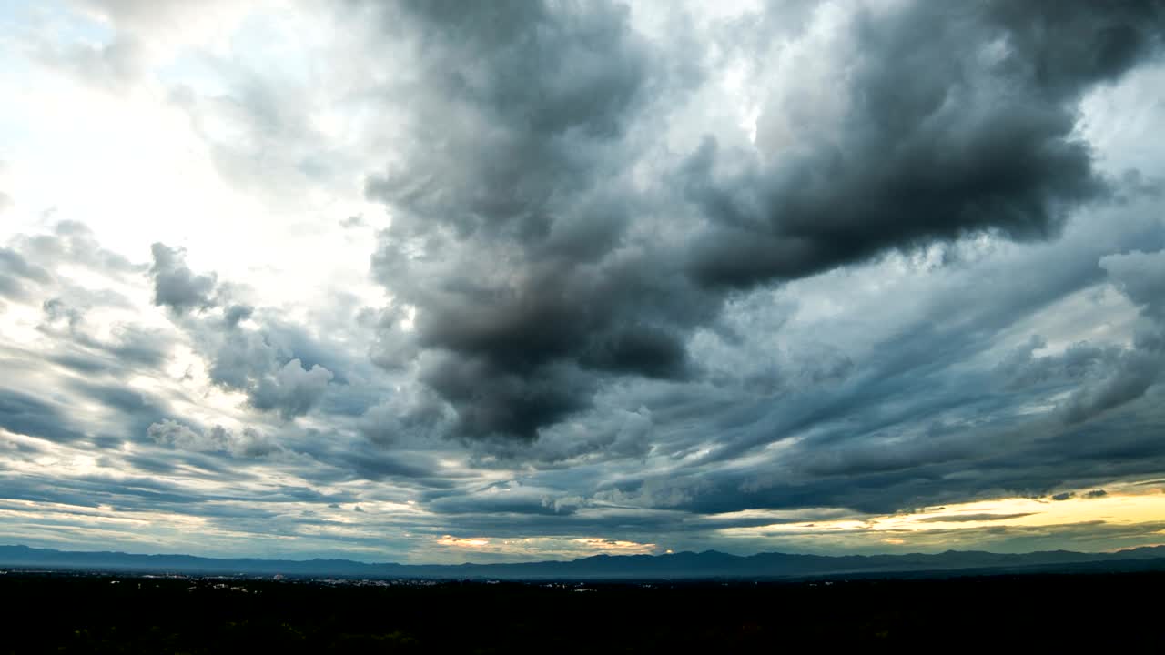timelapse colorido cielo dramático con nubes al atardecer.