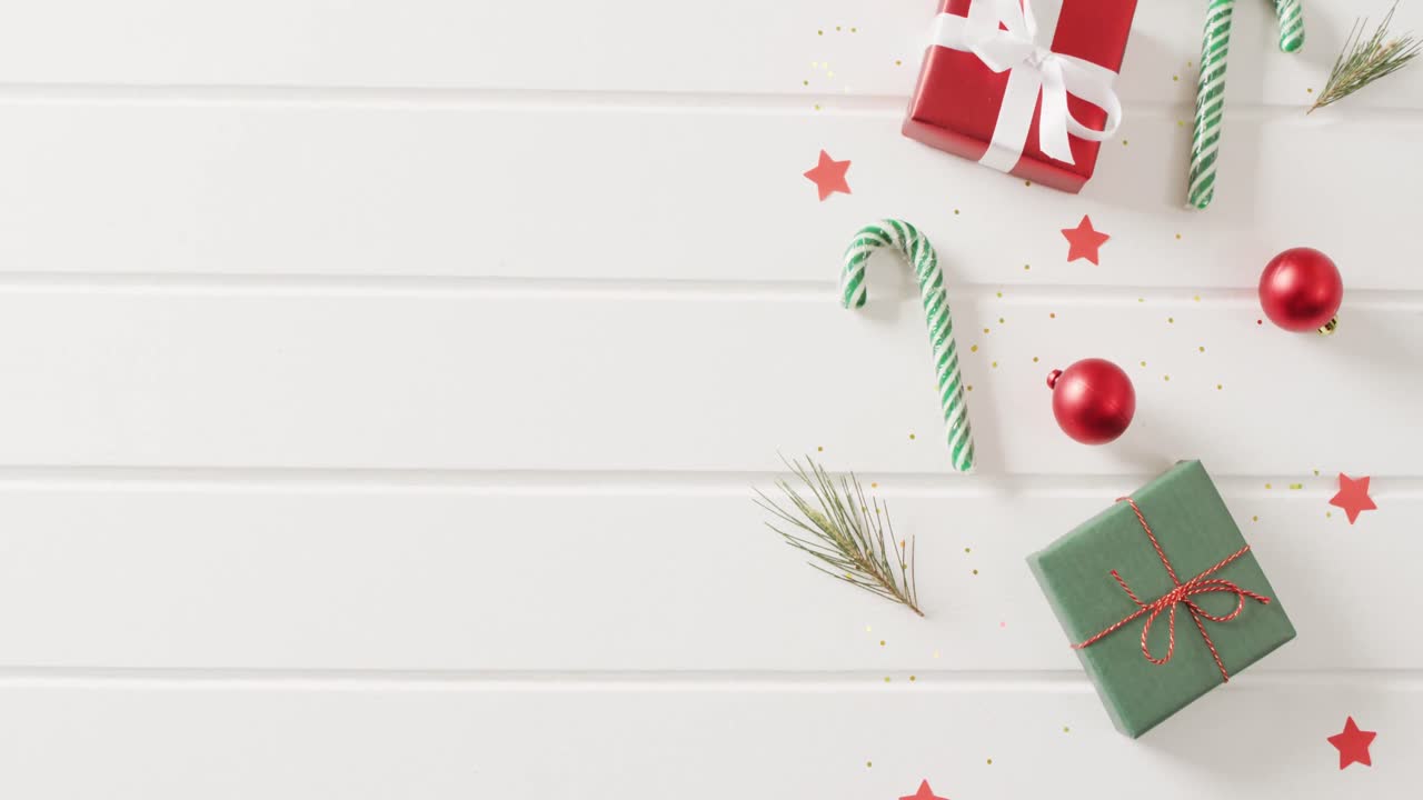 video de regalos de navidad con decoración de navidad y espacio de copia sobre fondo blanco