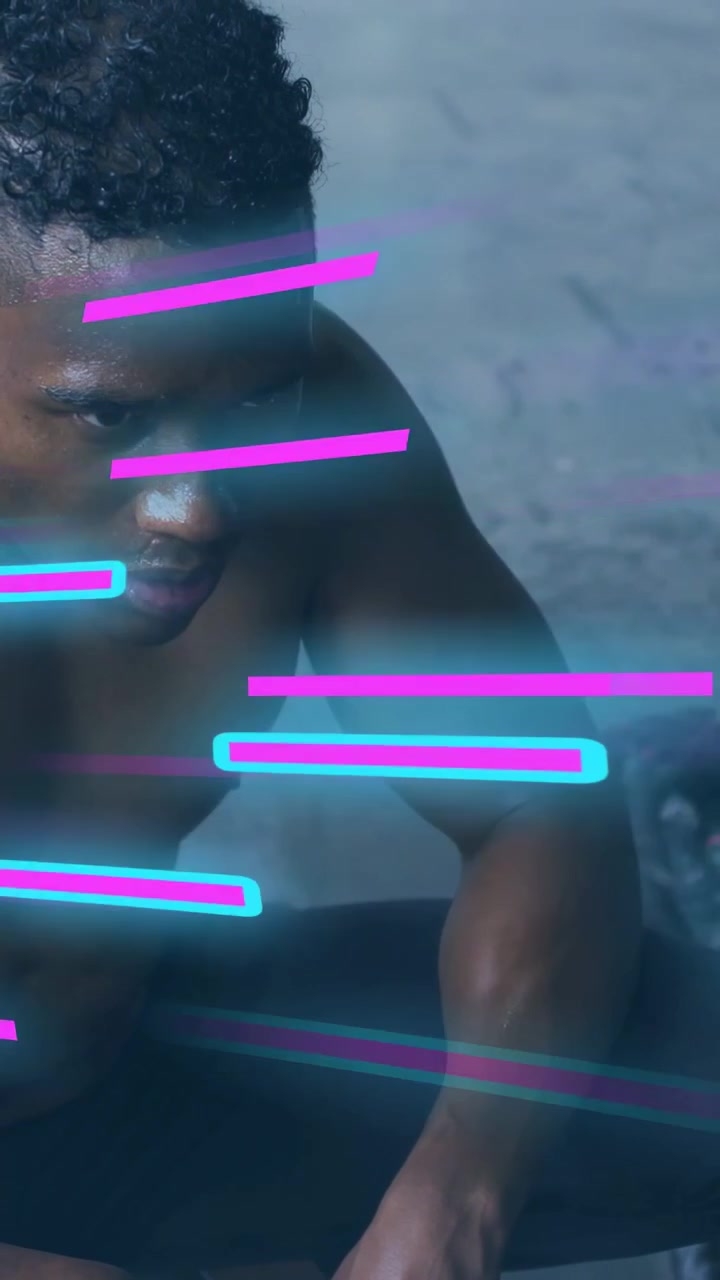 Video verticale: Uomo che sostiene il peso, spostando lo sguardo, mentre strisce al neon si muovono e si prepara per una ripetizione di fitness.