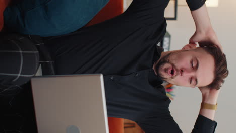 joven muy feliz trabajando en una computadora portátil celebrar el éxito ganar dinero en la lotería obtener en línea buenas noticias