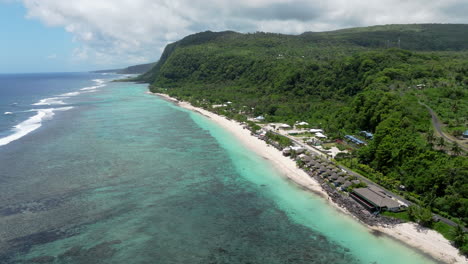 Línea-De-Cabañas-De-Playa-Con-Techo-De-Paja-Y-Costa-De-Arena-Blanca-En-Lalomanu,-Isla-De-Upolu,-Samoa