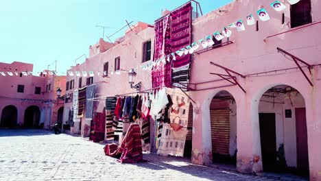 ghardaia를 알제리에서 꼭 방문해야 할 목적지로 만드는 번화한 시장과 활기찬 커뮤니티를 확인하십시오.