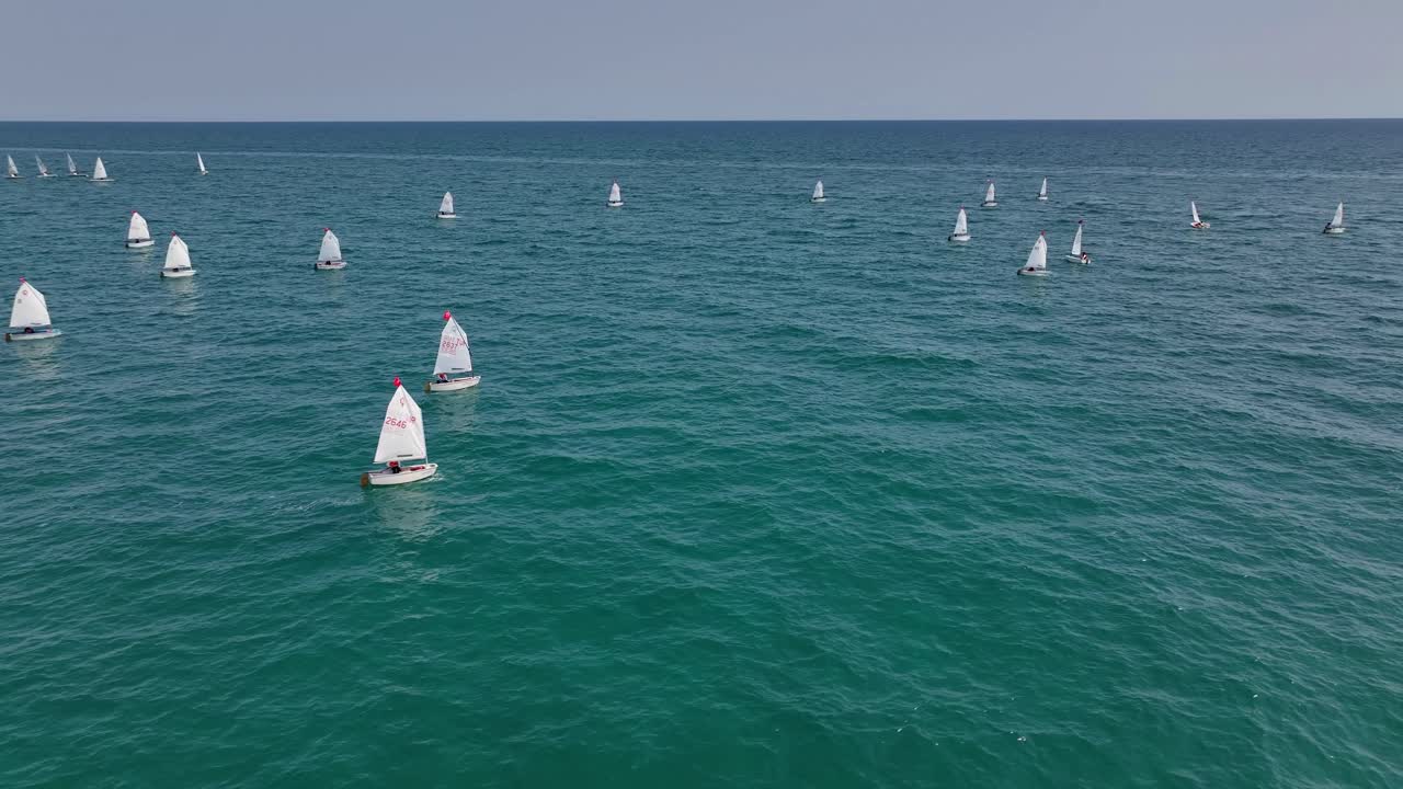 바다에서 항해하는 선박