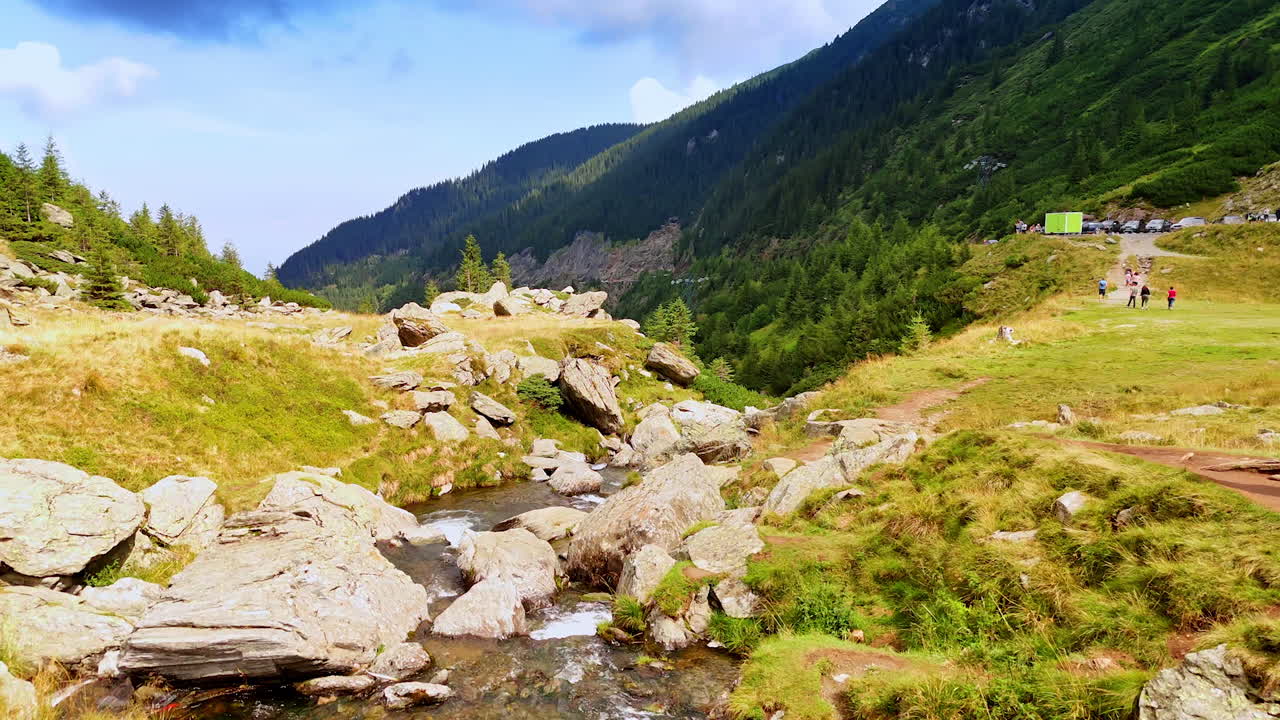 Ruscello di montagna vicino alla strada Transfăgărășan. Acqua che scorre e rocce in un ruscello accanto all'autostrada Transfăgărășan in Romania