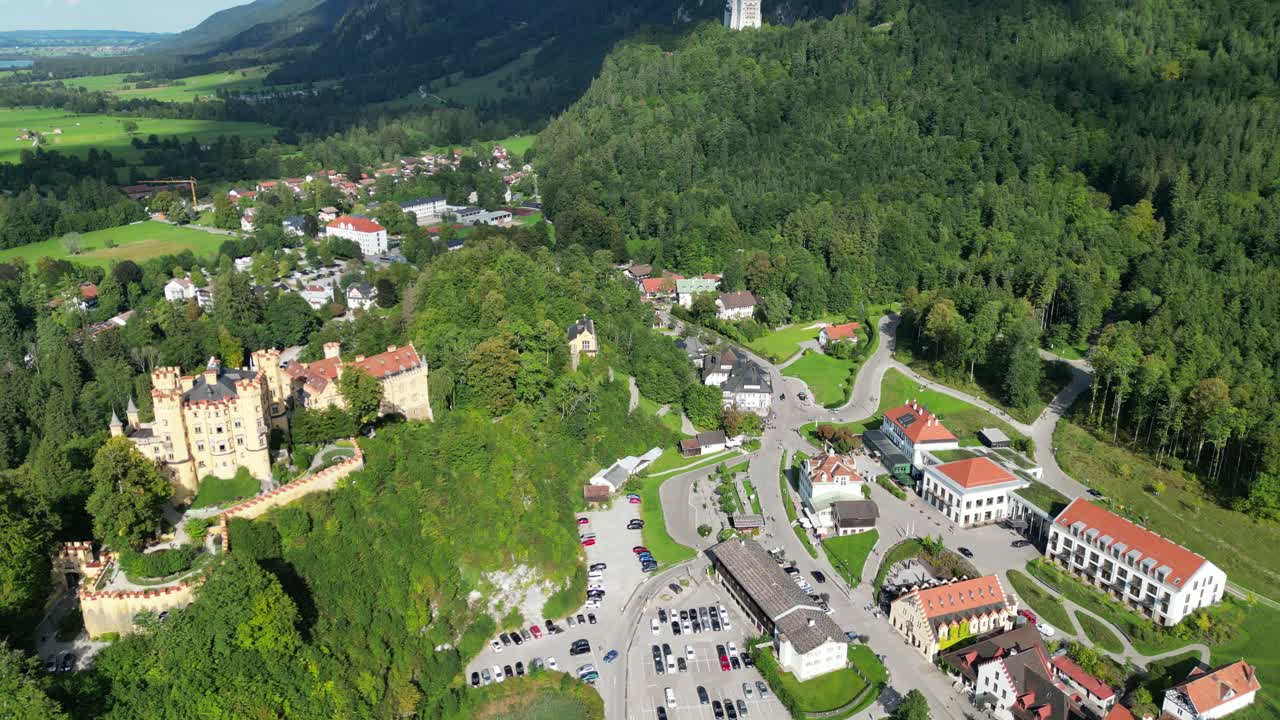 castillo de hohenschwangau lago alpsee alemania cerca de fussen vista aérea de drones de alto ángulo