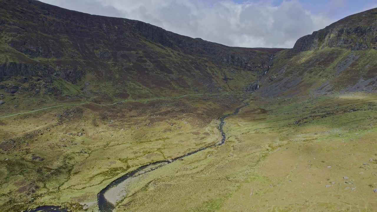 Valle di Mahon dall'atmosfera suggestiva, nuvole scure scendono dalle montagne. Montagne Comeragh, Waterford, Irlanda.