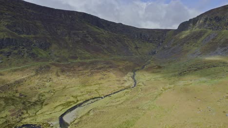 Stimmungsvolles-Mahon-Tal,-Dunkle-Wolken-Ziehen-Den-Berg-Comeragh-Mountains-Hinunter,-Waterford,-Irland