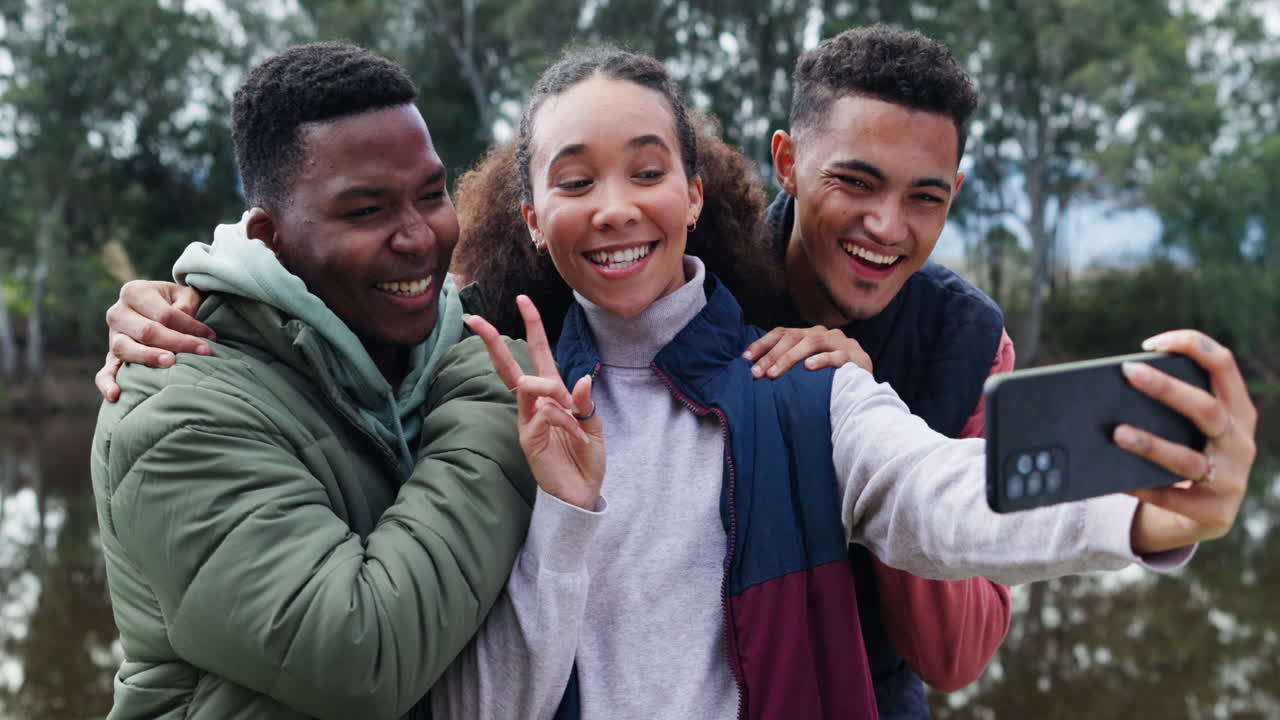 평화 표지판, 캠핑 및 친구 셀피
