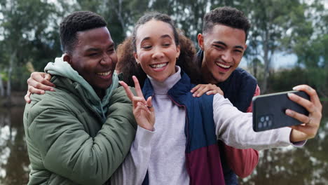 signo de paz, acampada y amigos selfie