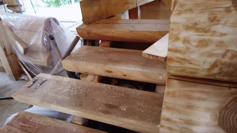 dentro de la construcción de una casa de troncos de montaña