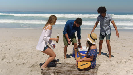 Gruppe-Von-Freunden,-Die-Spaß-Am-Strand-Haben-4k