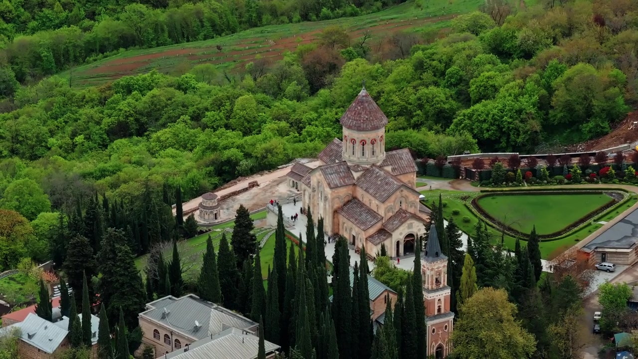 Riprese aeree cinematografiche del Monastero di Bodbe che mostrano la sua storica architettura ortodossa, circondato da pacifici paesaggi georgiani.