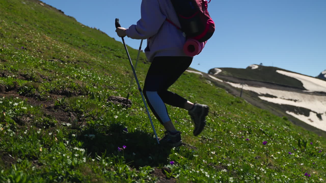 산책자 가 산길 을 오르고 있다