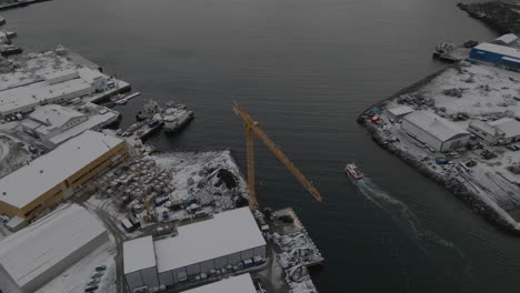 barco de pesca del puerto de skjervoy saliendo al mar durante el invierno en el norte de noruega