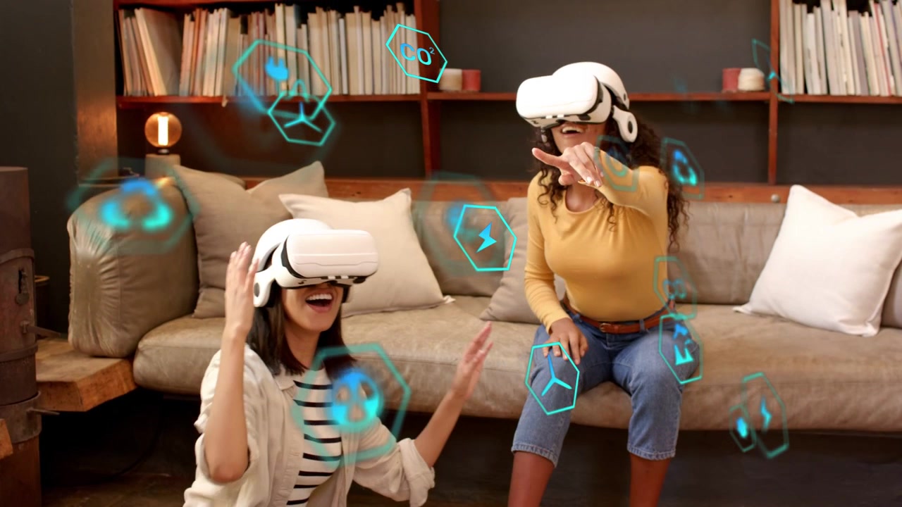 Due donne che indossano visori VR bianchi, richiamando icone blu, esplorando una scena virtuale per la tecnologia