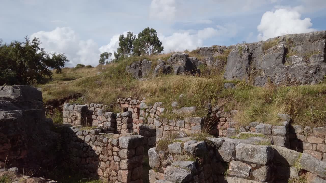 una vista tranquila de cusilluchayoc el templo de los monos en el distrito de cusco, peru - panorámica aérea izquierda