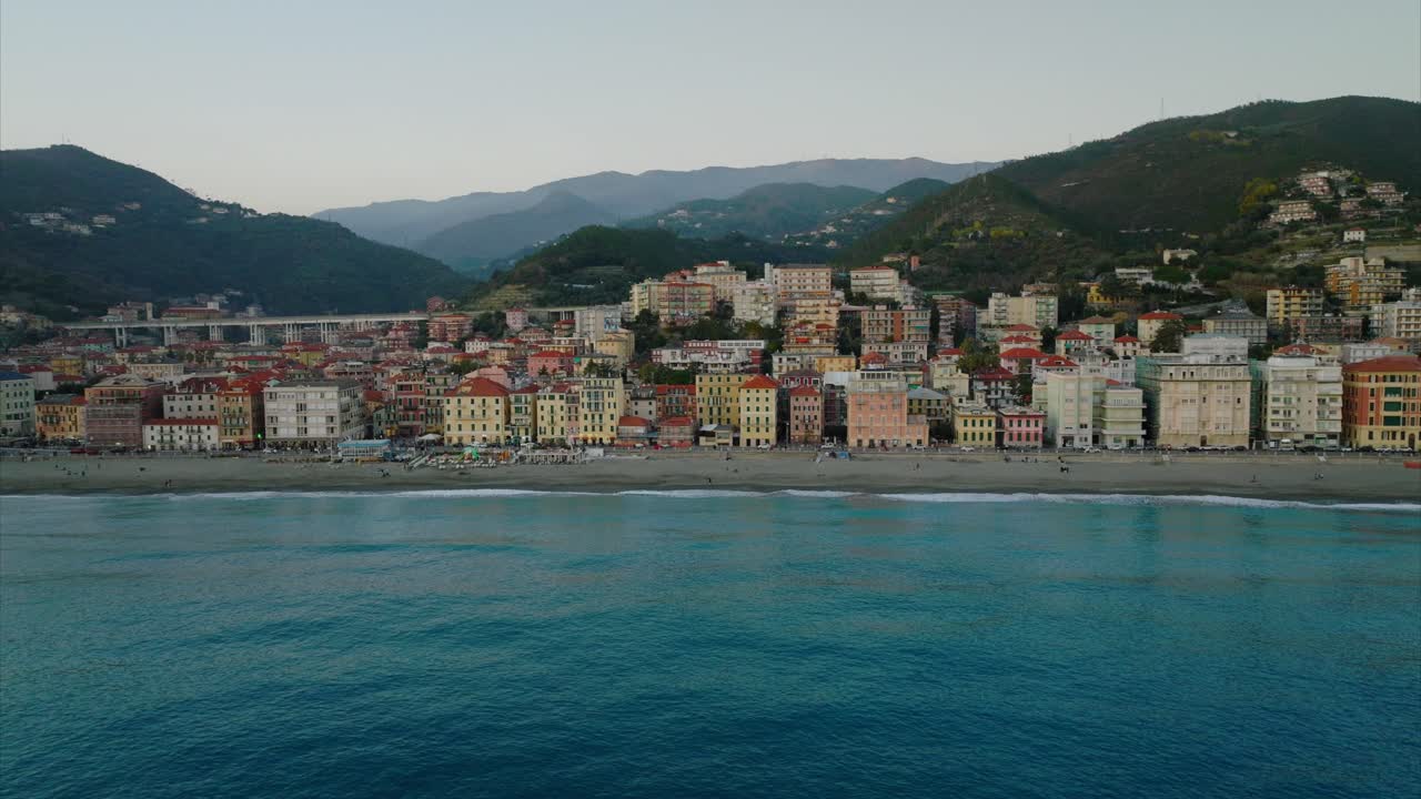 Ripresa in discesa sulla città di Varazze nella regione Liguria, Italia