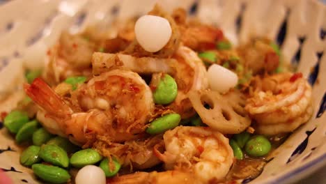 camarones fritos con raíz de loto y edamame