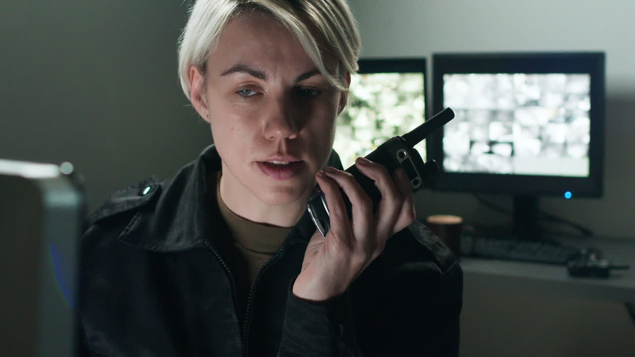 방 에서 일 하는 안전 경비원 들