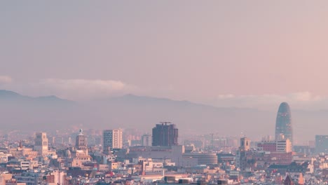 Vista-Detallada-Del-Horizonte-De-Barcelona-Vista-De-La-Torre-Agbar-Timelapse-Durante-El-Amanecer-De-Invierno-Vistas-Aéreas-De-La-Ciudad-Desde-El-Mirador-Del-Parque-De-Montjuic-Mnac-En-Cataluña,-España