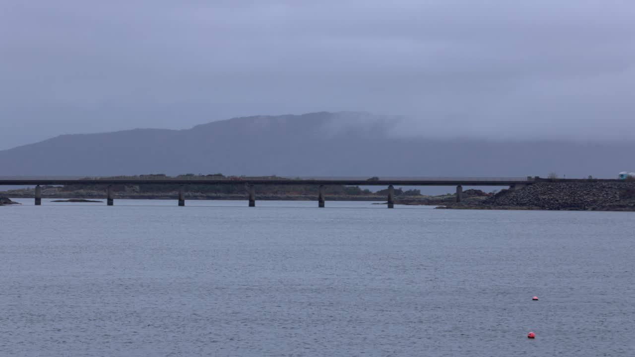 자동차가 운전하는 스카이 섬의 도로 다리의 느린 패닝