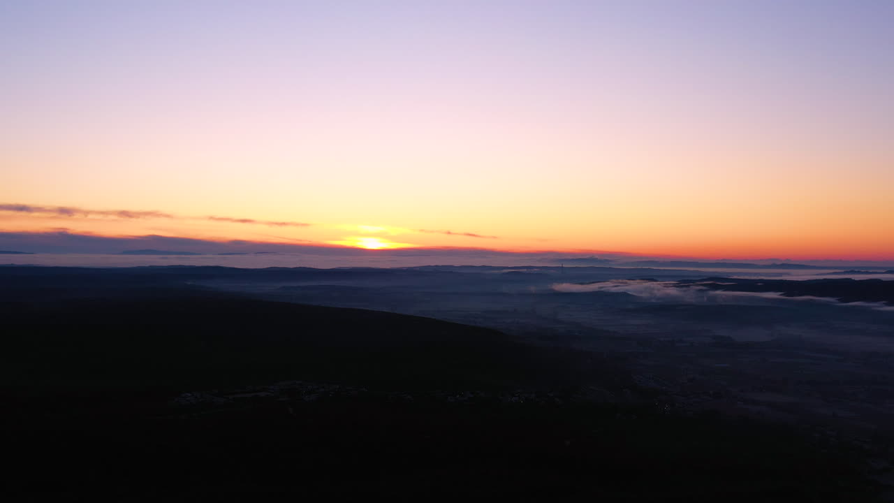 amanecer aéreo sobre un valle en el departamento de gards, francia