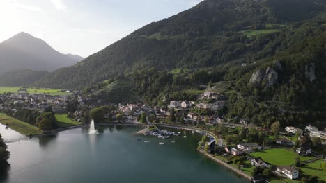 Vista-Aérea-De-La-Ciudad-De-Weesen,-Cerca-De-La-Orilla-Del-Lago-Walensee,-Suiza