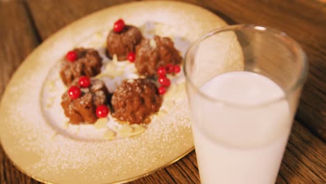 Weihnachtsplätzchen-Auf-Teller-Mit-Einem-Glas-Milch