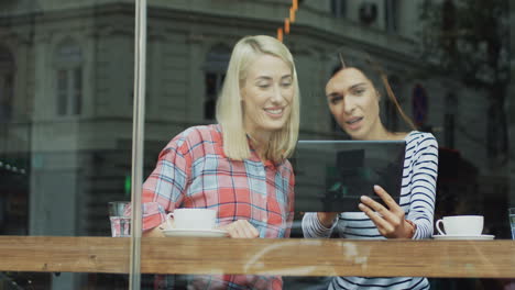 female friends spending time together in a cafe