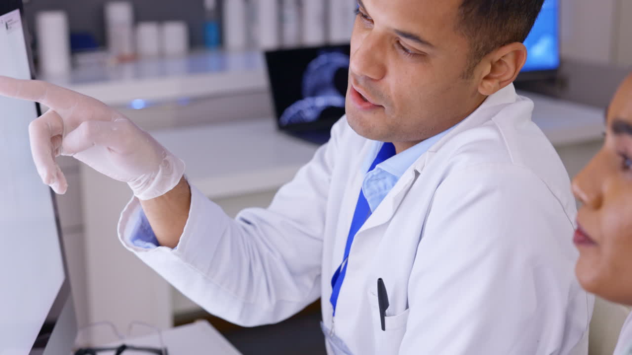 Medico, coaching e tirocinante in formazione al computer