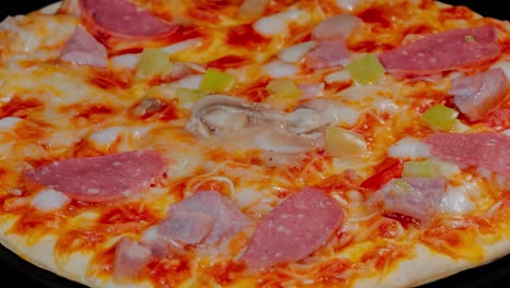 timelapse - hornear pizza casera en un horno eléctrico en el hogar: primer plano