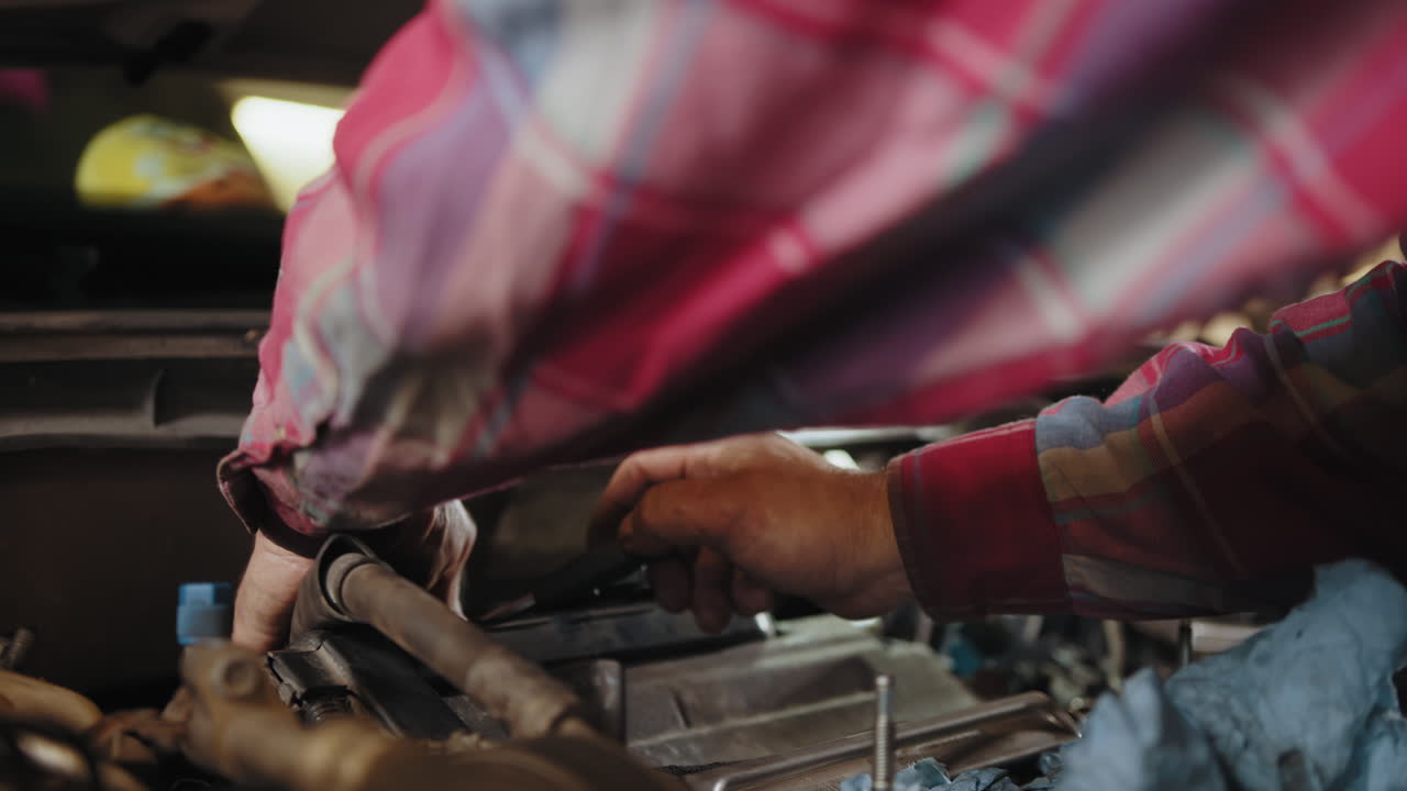 mecánico que trabaja en un motor de automóvil