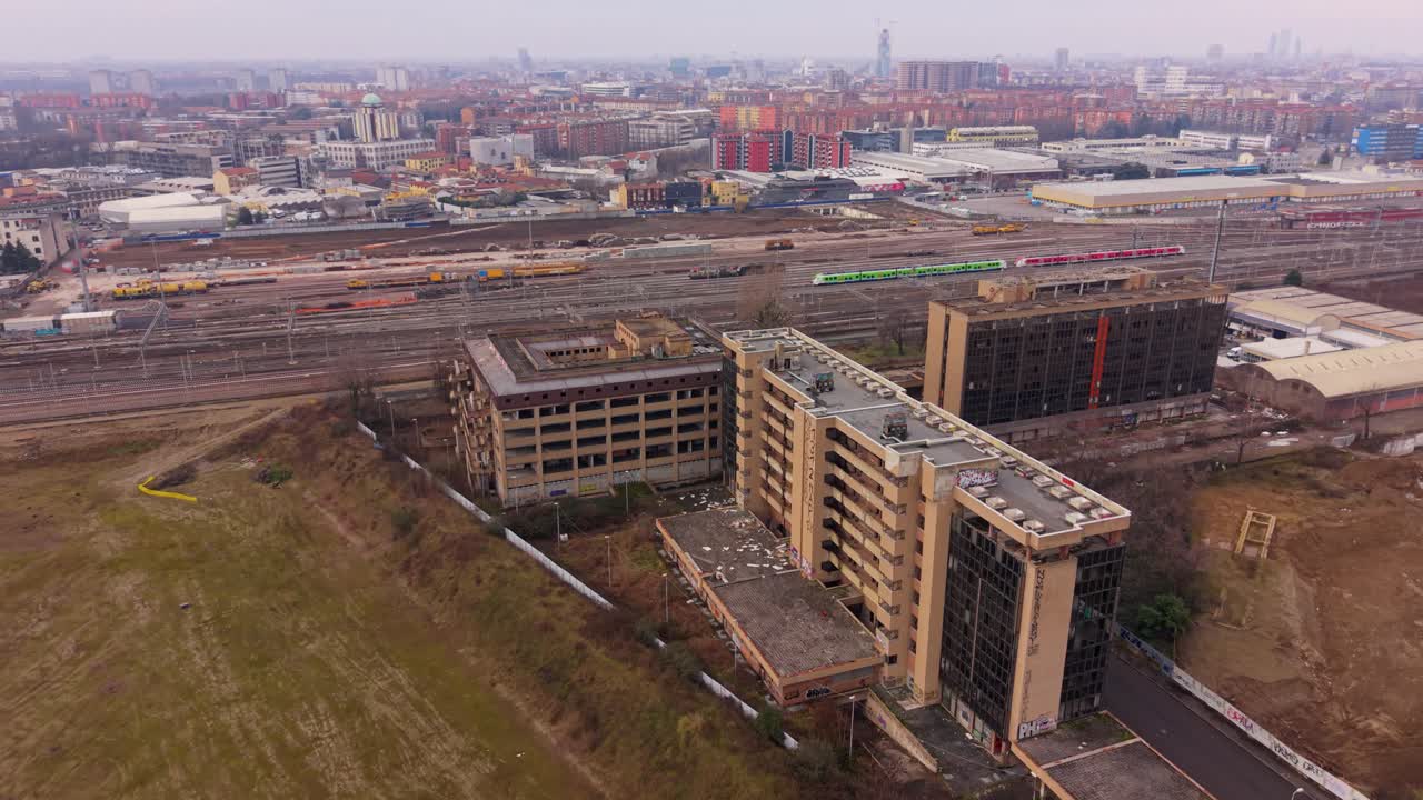 Luftfoto af kontorbygning i industriområde, der venter på at blive revet ned