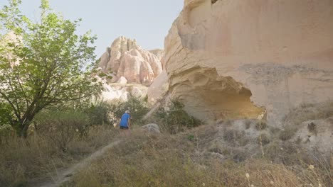 Weibliche-Touristen-Erkunden-Die-Natürliche-Felsenhöhle-Rose-Valley-Trail-Kappadokien