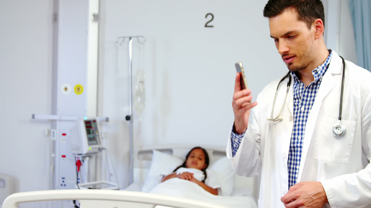 el médico habla por teléfono móvil.