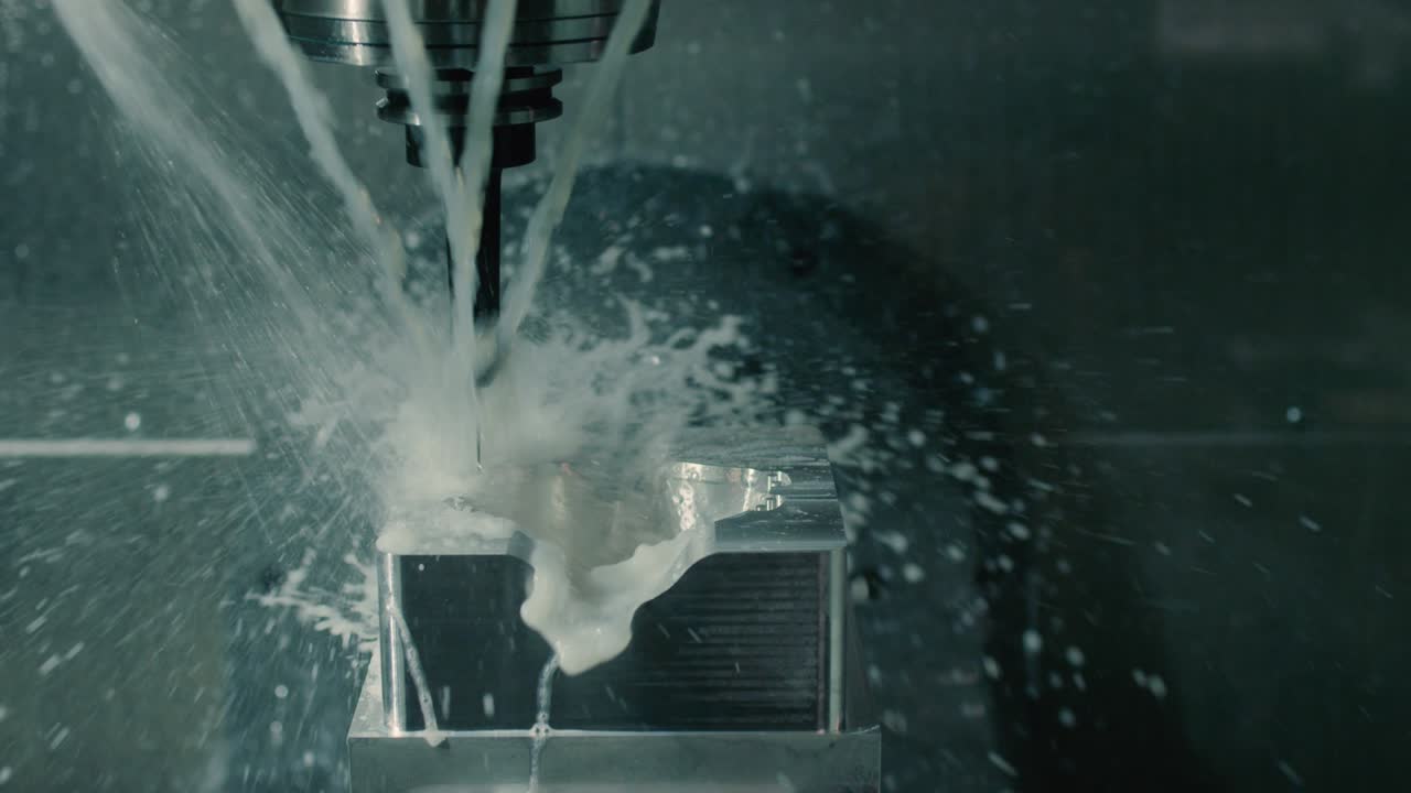 데기 기계는 제조 공장에서 만들어지는 데기에 물을 고 스프레이합니다.